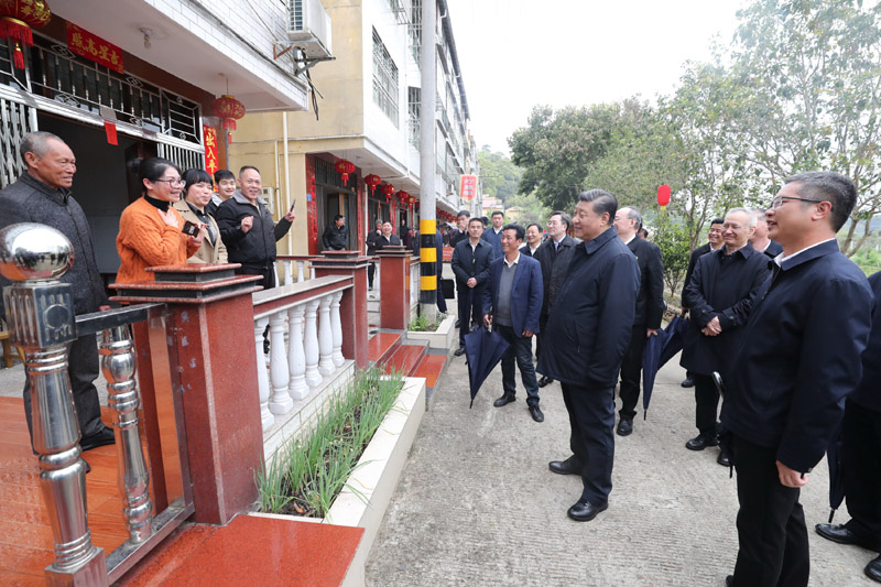 3月22日至25日，中共中央总书记、国家主席、中央军委主席习近平在福建考察。这是23日下午，习近平在三明沙县夏茂镇俞邦村考察时，同村民亲切交流。新华社记者 王晔 摄