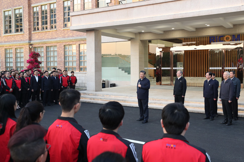 3月22日至25日，中共中央总书记、国家主席、中央军委主席习近平在福建考察。这是24日下午，习近平在福州福建福光股份有限公司考察时，同企业职工亲切交流。新华社记者 王晔 摄